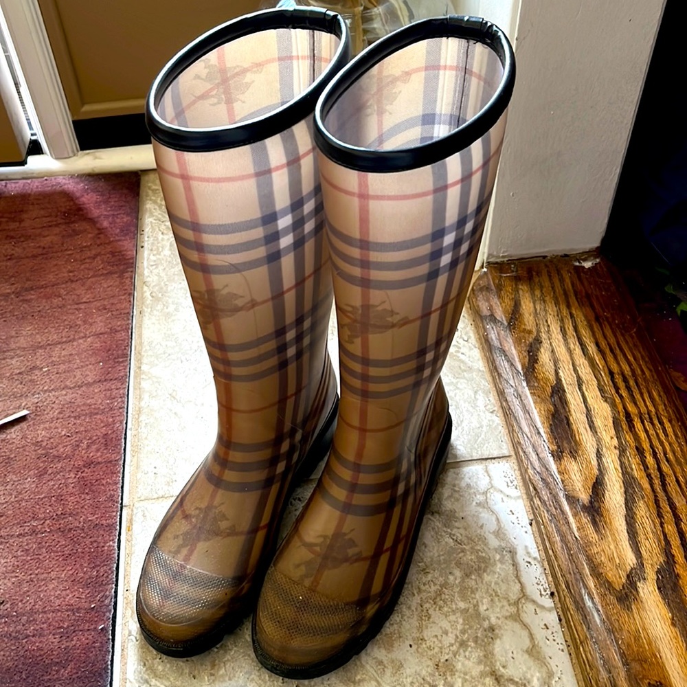 Womens Burberry Rainboots size 37 EUC